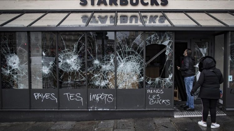 Starbucks in Paris vandalized by 'yellow-vest' protesters