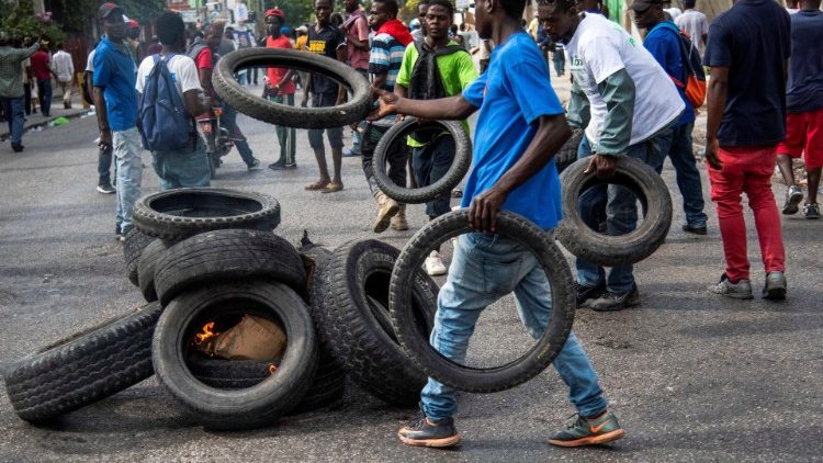 Prosvjednici pale gume u Port-au-Princeu, glavnom gradu Haitija