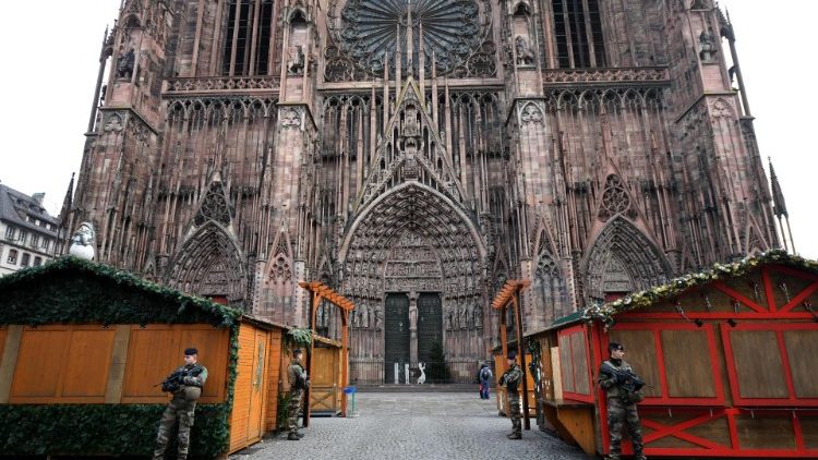 Засилени мерки за сигурност пред катедралата Нотр Дам в Страсбург
