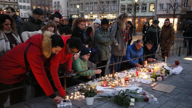 Жителите на Страсбург възпоменават жертвите на атентата