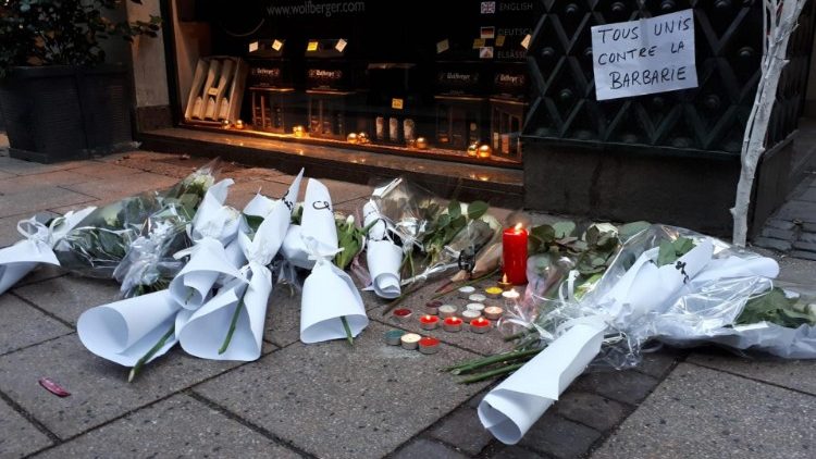 Strasbūras: žvakės ir gėlės aukoms atminti