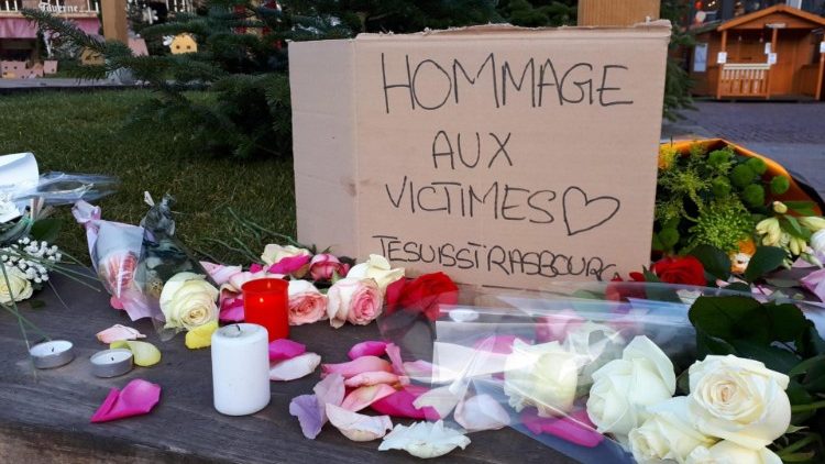 Strasburgo: i fiori e le candele deposti per le vittime dell'attentato