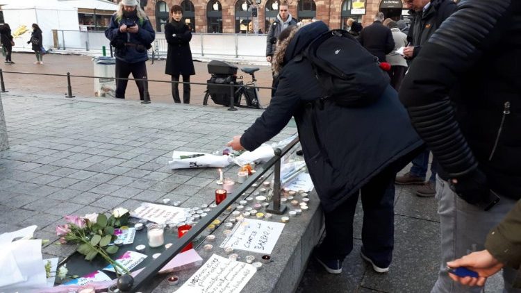 Strasburgo: la gente depone fiori e candele