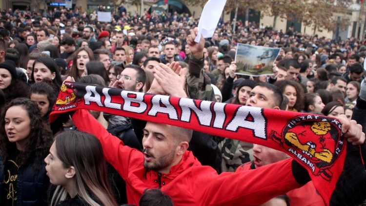 Albania: protesty studentów, biskupi podzielają niepokoje