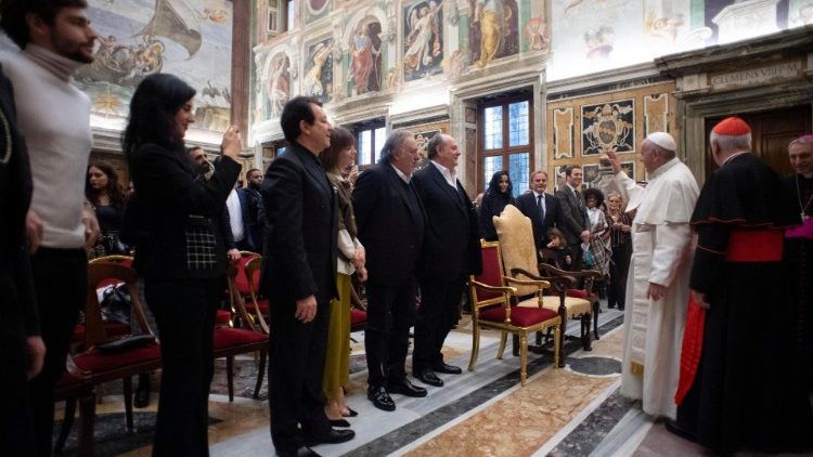 Ferenc pápa a vatikáni karácsonyi koncert művészeivel