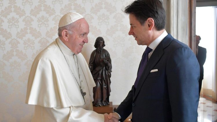 संत पापा फ्राँसिस इटली के प्रधानमंत्री कोन्टे से मुलाकात करते हुए