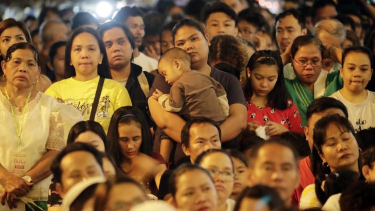 Des catholiques philippins assistent à la messe dans une église de Las Pinas, au Sud des Philippines, le 16 décembre 2018