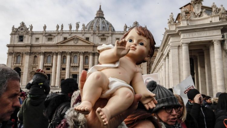 Rzymskie dzieci przyniosły na plac św. Piotra figurki Dzieciątka Jezus