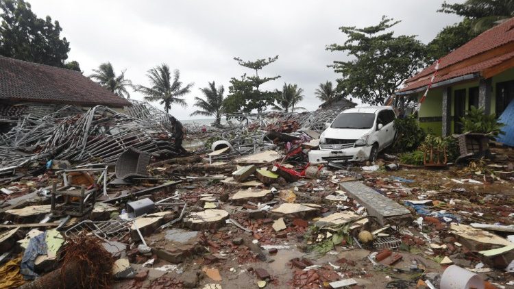 インドネシア西部、スンダ海峡で発生した津波で被害を受けた家々　2018年12月23日
