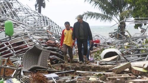 Papa reza pelas vítimas de tsunami na Indonésia