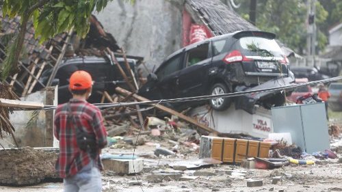 Tsunami in Indonesien: Etwa 220 Tote