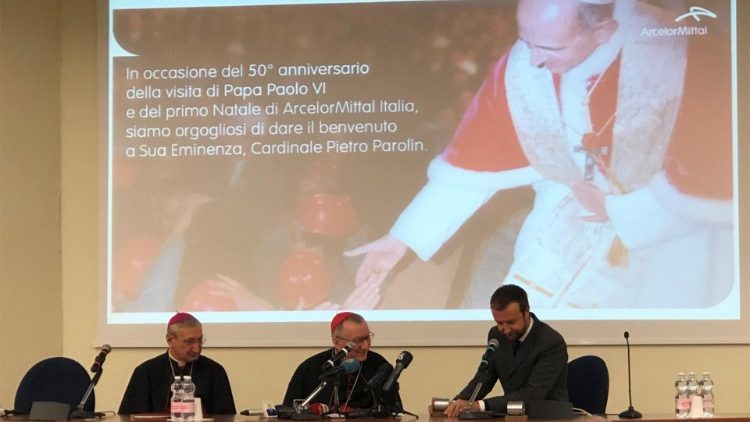 Il cardinale Parolin durante l'incontro organizzato nello stabilimento siderurgico di Taranto 