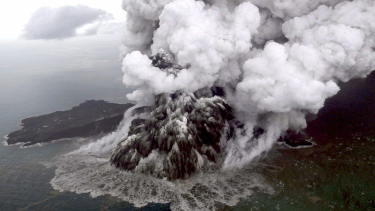 இந்தோனேசியாவில் சுனாமியை உருவாக்கிய Anak Krakatau எரிமலை வெடிப்பு 