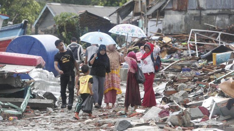 इंडोनेशिया में सुनामी से पीड़ित लोग