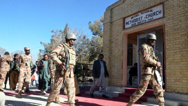 Des militaires protégeant un église méthodiste à Quetta, au Pakistan, lors des célébrations de Noël 2018.