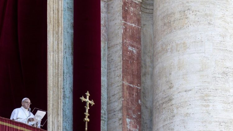 Papa Francisco na sacada da Basílica de São Pedro