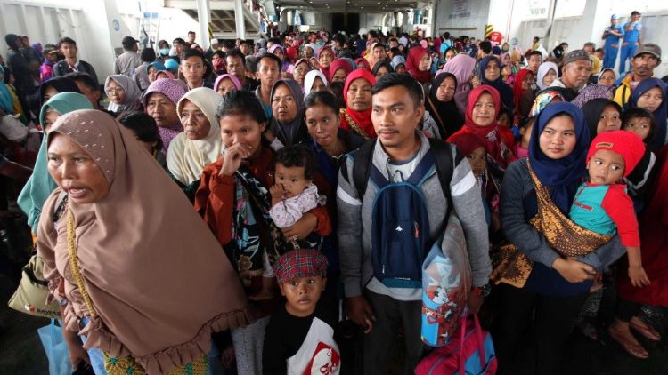 Residentes evacuados a causa del Tsunami en Indonesia