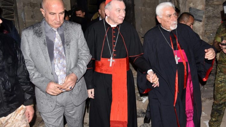Kardinál Parolin při návštěvě mosulského kostela, zničeného tzv. Islámským státem
