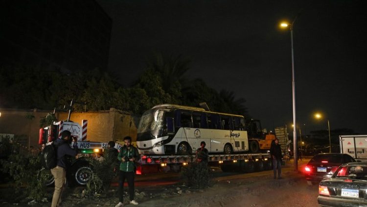 Der getroffene Touristenbus am Abend des Anschlags