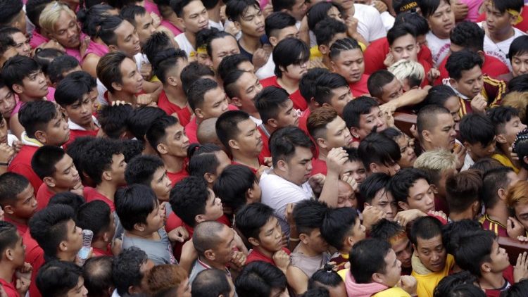Jovens cristãos das Filipinas durante manifestação religiosa