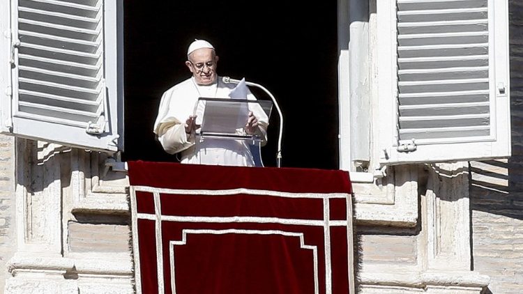 Papst Franziskus am Fenster des Apostolischen Palastes