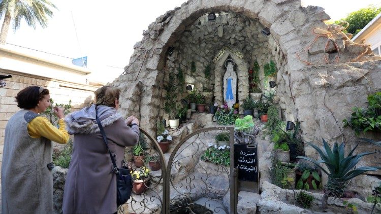 Иракски християнки се молят пред статуята на Дева Мария в Багдад, 1 януари 2019