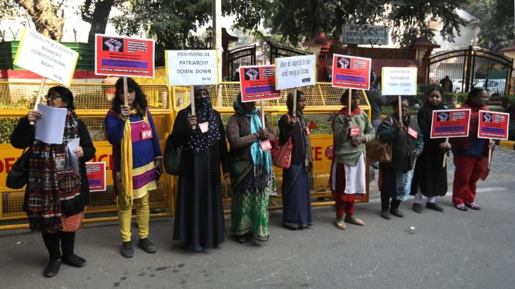 Inderinnen demonstrieren gegen das Frauenverbot im Tempel Sabarimala in Kerala