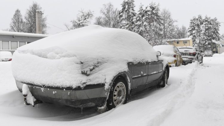 Wintereinbruch in Finnland sorgt für glatte Straßen