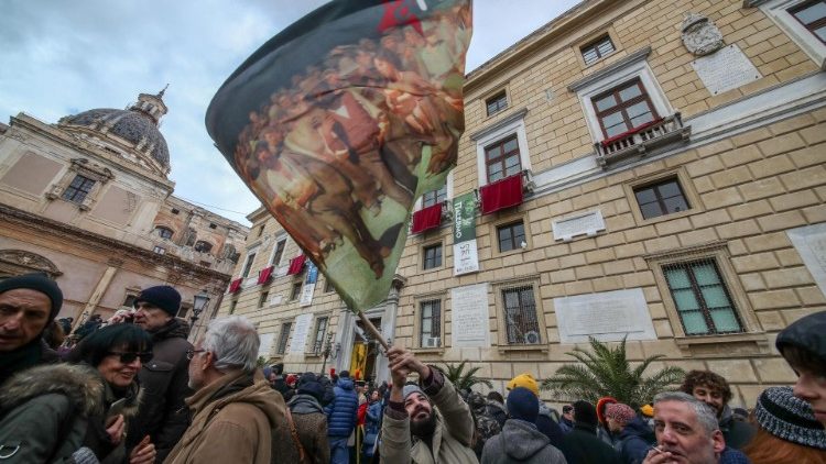 Il sit-in ieri a Palermo in segno di solidarietà al sindaco Orlando