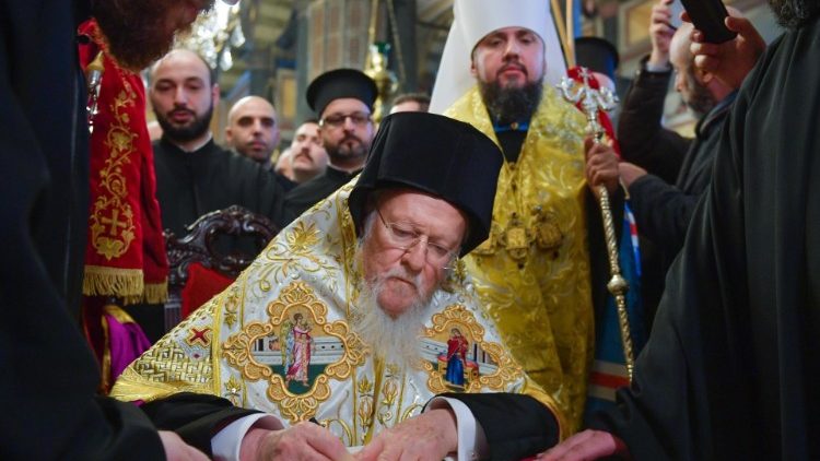 5. Januar 2019: Bartholomaios (sitzend) unterschreibt die Urkunde, die den Orthodoxen in der Ukraine die Eigenständigkeit zuspricht