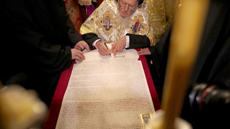 Patriarca de Constantinopla assina o "tomos" que concede autocefalia à Igreja Ortodoxa da Ucrânia