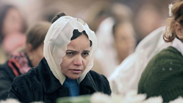 Une femme copte à la cathédrale de la Nativité lors de la messe de Noël, le 6 janvier 2019.