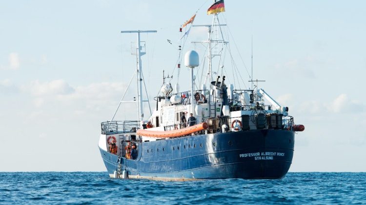 भूमध्य सागर में फंसे 49 प्रवासियो की जहाज