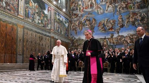 Påven till diplomater "Multilaterala system försvagas av nationalism"
