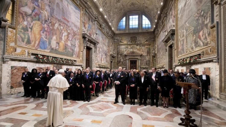 Papa Françesku pret në audiencë anëtarët e Trupit Diplomatik