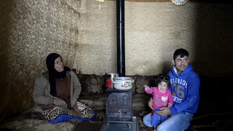 Rifugiati siriani chiusi nella propria baracca a causa della tempesta "Norma"