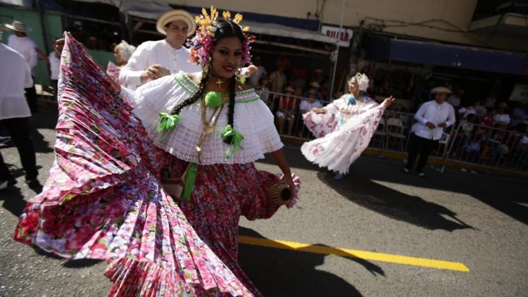 The lovely Panamanian pollera shines before the visit of Pope Francis