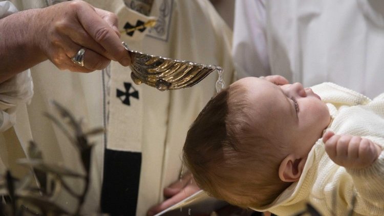 Ett barn döps av påven i det Sixtinska kapellet
