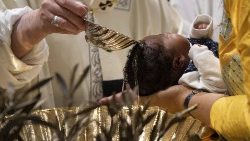 pope-francis-baptizes-newborns-in-vatican-1547394227715.jpg