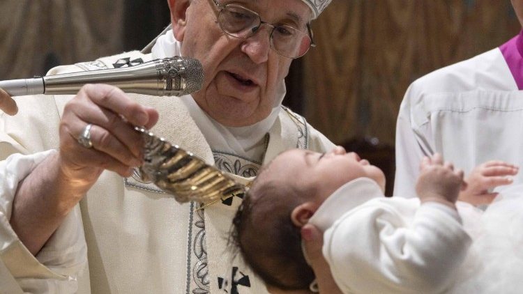 संत पापा शिशु को बपतिस्मा संस्कार देते हुए