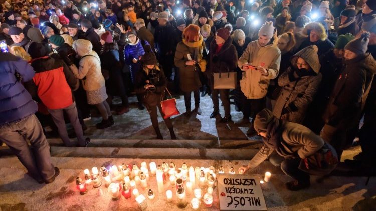 Gyászmenet Lengyelországban a meggyilkolt polgármester emlékére