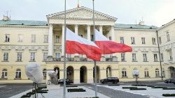 half-mast-flags-at-town-hall-in-warsaw-for-la-1547563132258.jpg