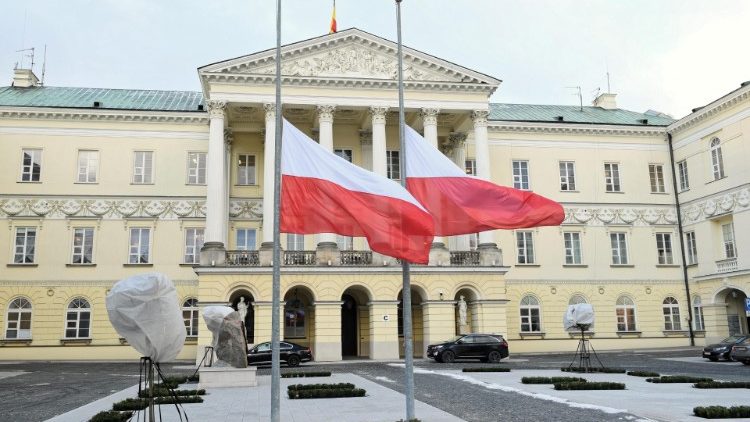  Banderas a media hasta pormuerte de Gdansk Pawel Adamowicz