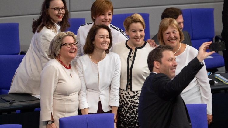 Frauenpower im Bundestag: Klingbeil-Selfie mit Schulze, Barley, Giffey und Co