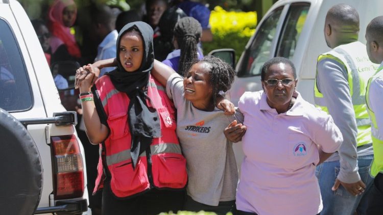 Familiares de los afectados por el ataque terrorista en Nairobi, Kenia. 
