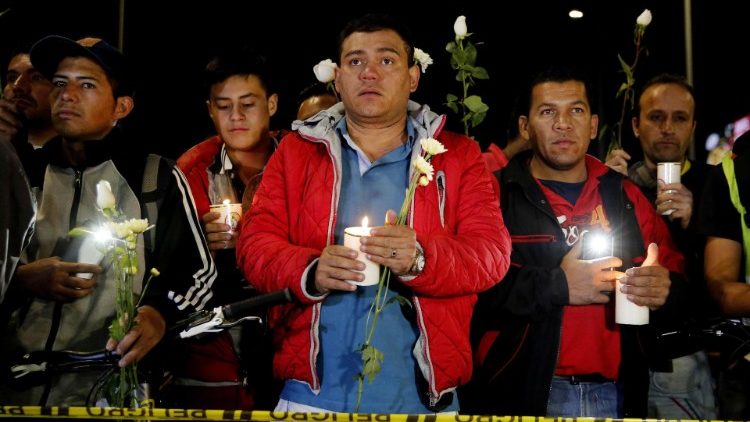  Dhjetra kolumbianë kujtojnë viktimat e atentatit kundër policisë