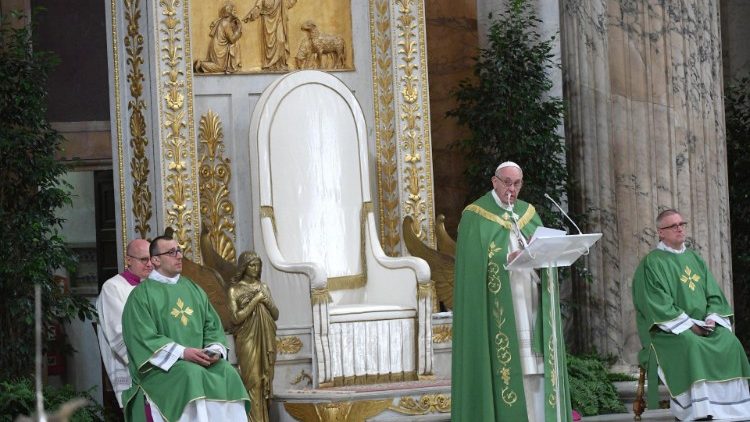 Papa Francisco durante a celebração das Vésperas nesta sexta-feira (18)