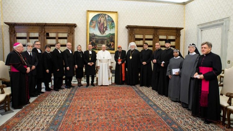 Spoločná fotografia zo stretnutia pápeža s ekumenickou delegáciou Fínska