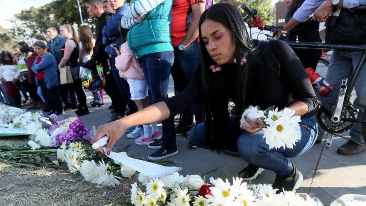 Omaggio alle vittime dell'attentato di Bogotà