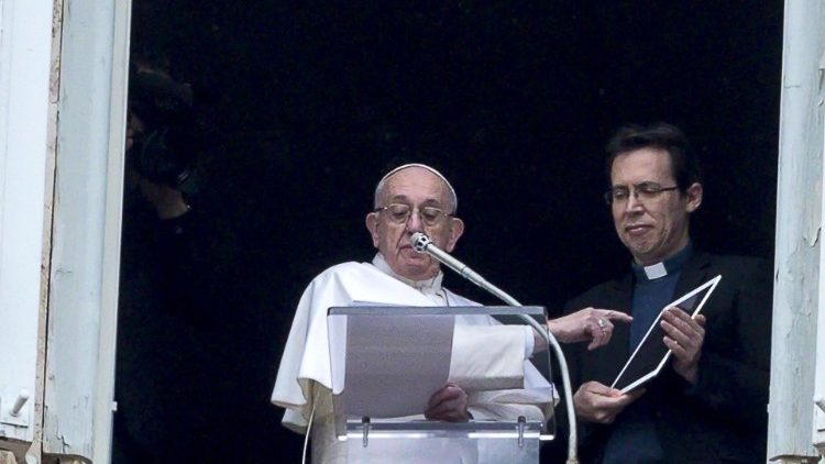प्रार्थना की प्रेरिताई के लिए अंतरराष्ट्रीय निदेशक फादर फोरनोस को प्रस्तुत करते संत पापा